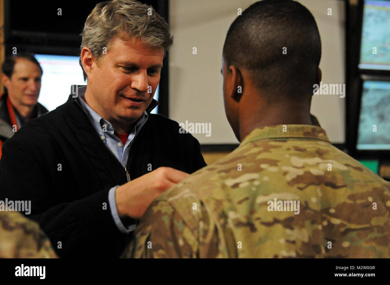 Stati Uniti Sost. William Huizenga (R-MI) perni un esercito encomio Medal su un venticinquesimo brigata battaglione di supporto, 1° Stryker Brigade Combat team, XXV divisione di fanteria soldato Kandahar Airfield, gen. 15. Huizenga, come parte di una delegazione del Congresso, ha visitato la regione per ricevere un contesto breve in materia politica, economica e militare e di questioni di sicurezza concernenti le relazioni con le forze della coalizione, nonché touring il venticinquesimo BSB motorino del pool per saperne di più circa la evacuazione medica e recupero del veicolo veicoli militari operare. 120115-A-7165H-006 da 1 Stryker Brigade Combat Team Arctic Foto Stock