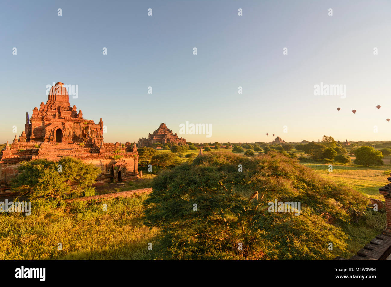 Bagan: tempio Myauk Guni Paya (sinistra), Dhammayangyi tempio, palloncini, , Mandalay Regione, Myanmar (Birmania) Foto Stock