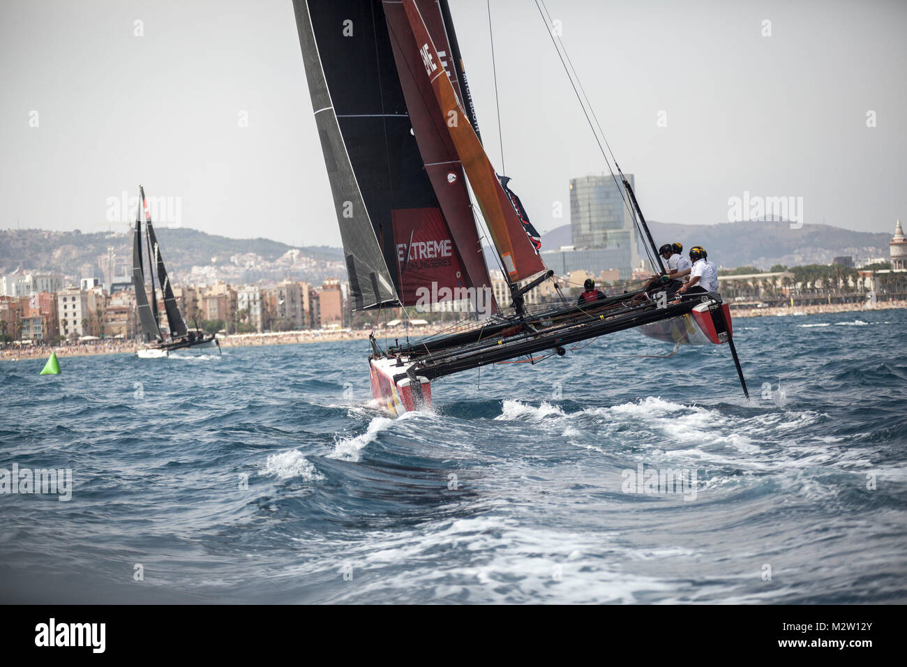 Catamarano mentre un concorso, extreme serie vela Barcelona, 2017, Barcellona, in Catalogna, Spagna Foto Stock