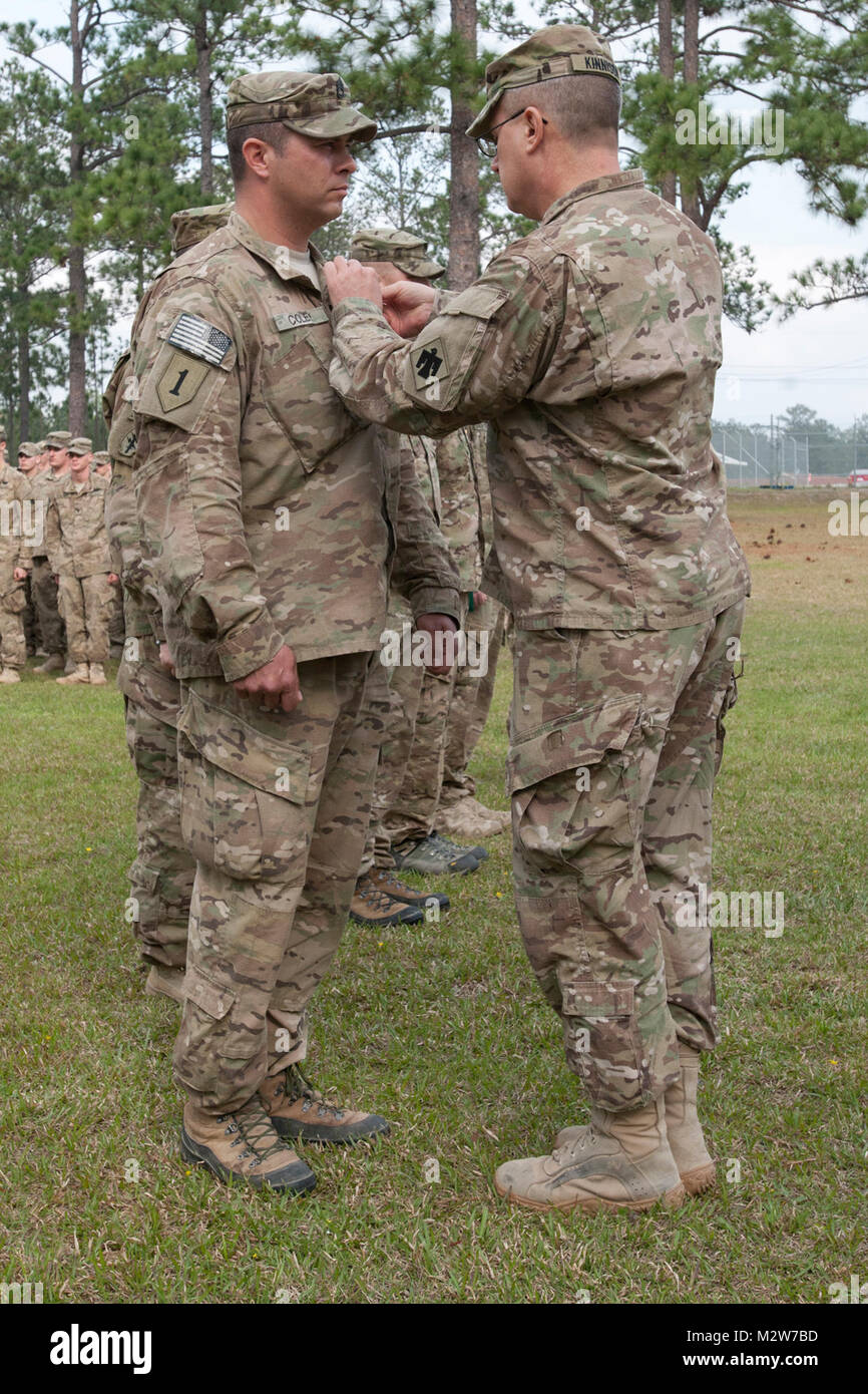 Sgt. 1. Classe Russel Coley, di Chickasaw, Okla., riceve la medaglia di stella Bronze da Col. Michael Kinnison, ufficiale-in-caricabatterie del 45th della brigata di fanteria combattere Team smobilitazione, eccezionalmente per il servizio meritevole di sostegno della Operazione Enduring Freedom dal 12 giugno 2011 al 5 marzo 2012. Coley è un membro della società A, 1° Battaglione, 179th fanteria e ha servito con l'esercito Oklahoma la Guardia Nazionale per più di cinque anni.Egli è stato uno dei più di 2.200 Oklahoma Esercito Nazionale soldati di guardia per servire in Afghanistan negli ultimi otto mesi.Foto: Il Mag. Geoff Legler, 145Publi Mobile Foto Stock