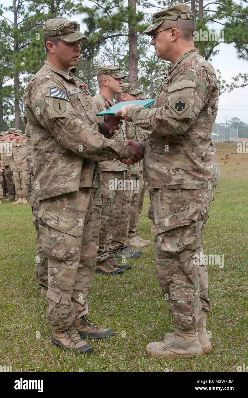 Sgt. 1. Classe Russel Coley, di Chickasaw, Okla., riceve la medaglia di stella Bronze da Col. Michael Kinnison, ufficiale-in-caricabatterie del 45th della brigata di fanteria combattere Team smobilitazione, eccezionalmente per il servizio meritevole di sostegno della Operazione Enduring Freedom dal 12 giugno 2011 al 5 marzo 2012. Coley è un membro della società A, 1° Battaglione, 179th fanteria e ha servito con l'esercito Oklahoma la Guardia Nazionale per più di cinque anni.Egli è stato uno dei più di 2.200 Oklahoma Esercito Nazionale soldati di guardia per servire in Afghanistan negli ultimi otto mesi.Foto: Il Mag. Geoff Legler, 145Publi Mobile Foto Stock