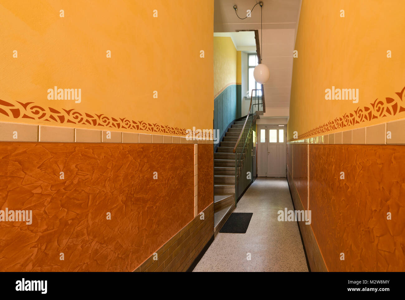 La Germania, la progettazione di un corridoio in un vecchio edificio di appartamenti Foto Stock