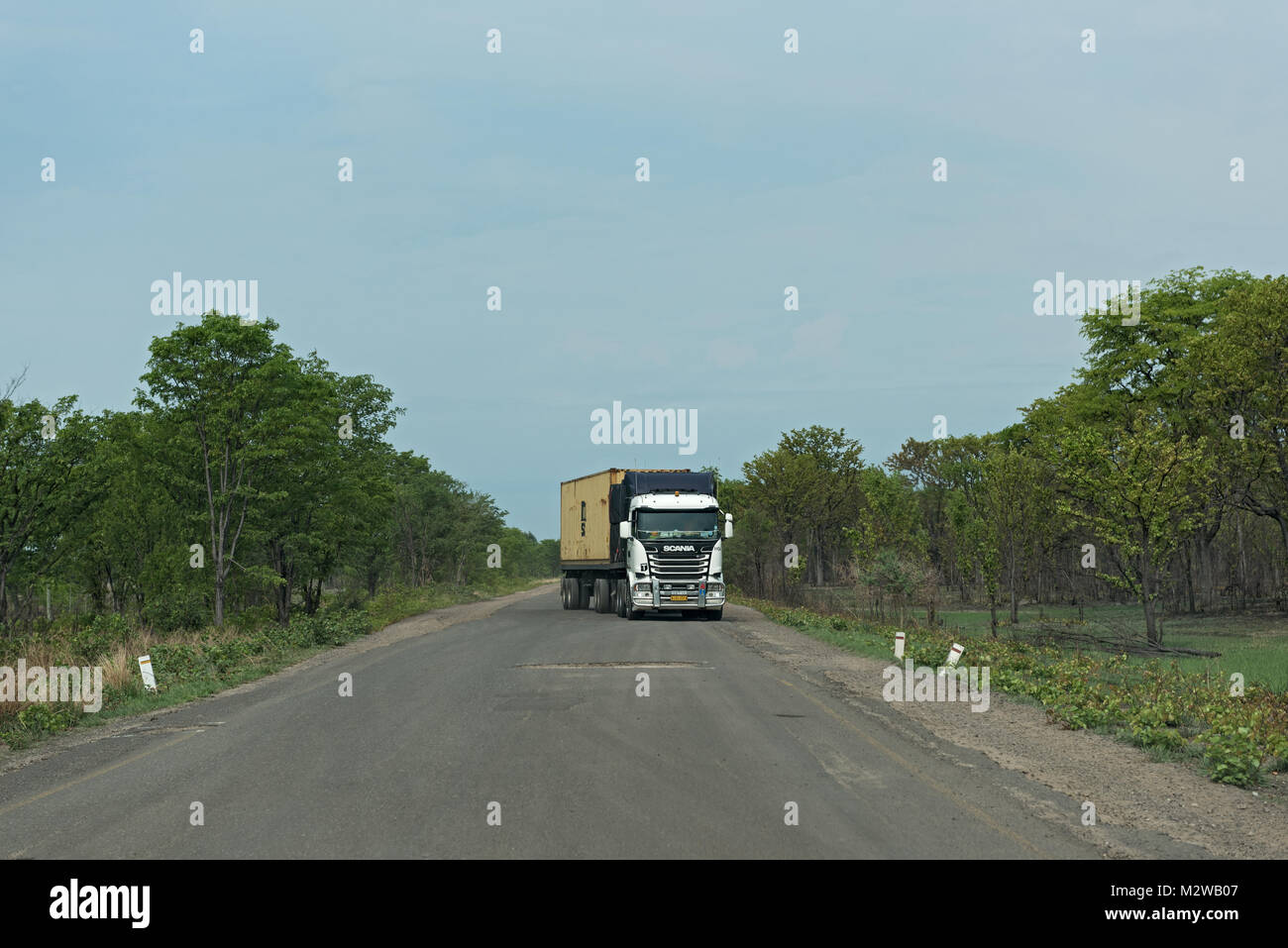 Carrello sulla M10 strada tra Kazungula e Sesheke nel sud dello Zambia parallelo al fiume Zambezi Foto Stock