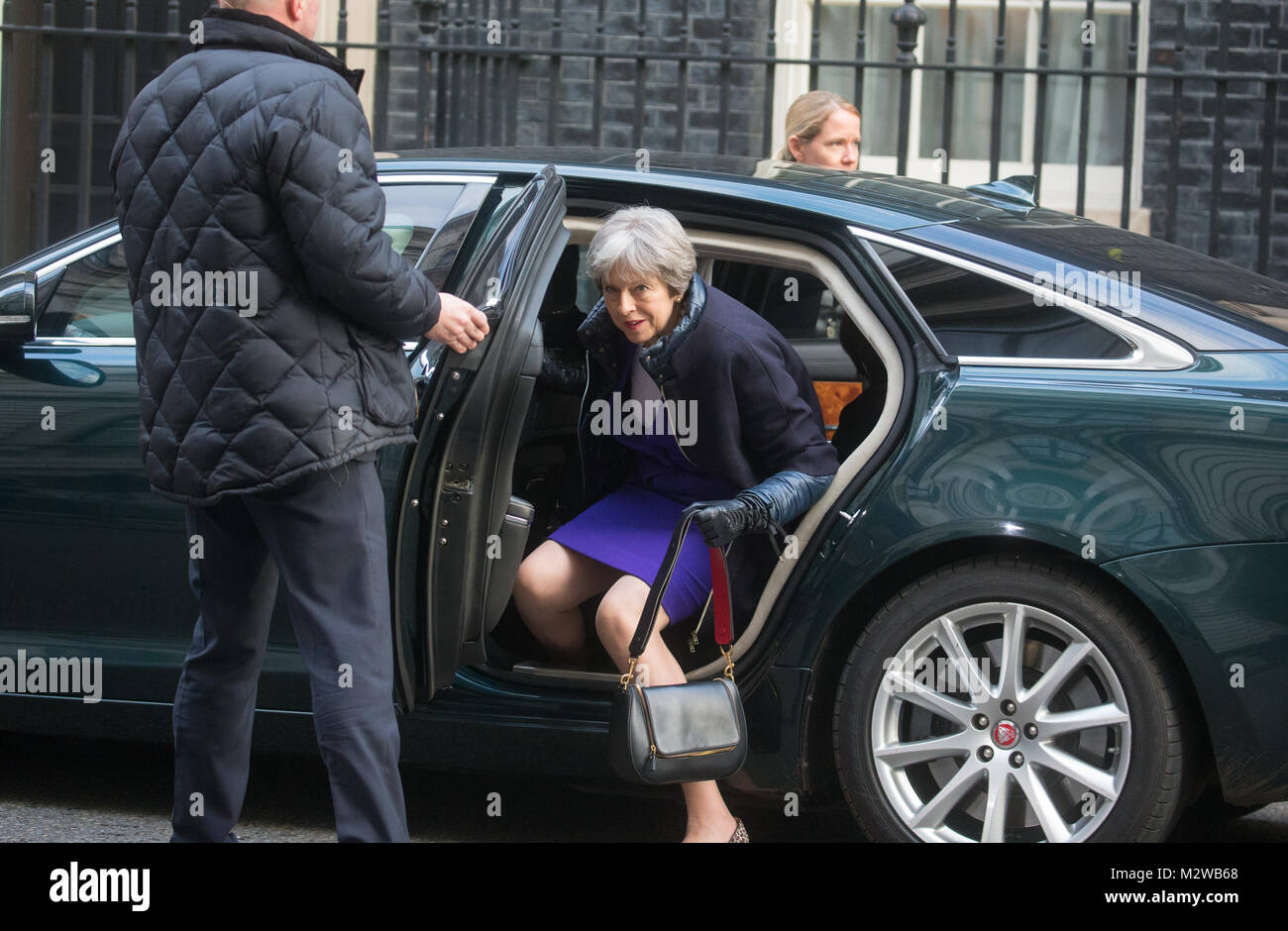 Primo ministro britannico, Theresa Maggio, arriva di ritorno da una visita al Parlamento europeo in occasione del centenario della nascita del giorno le donne hanno ottenuto il diritto di voto Foto Stock