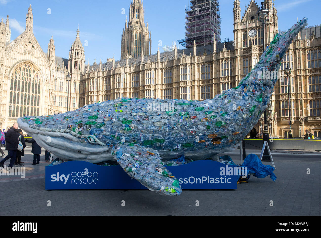 Plasticus, il cielo Ocean Rescue Balena, al di fuori del Parlamento per far sì che i parlamentari si impegnano a tagliare il loro uso di materie plastiche come cannucce, posate e sacchetti Foto Stock