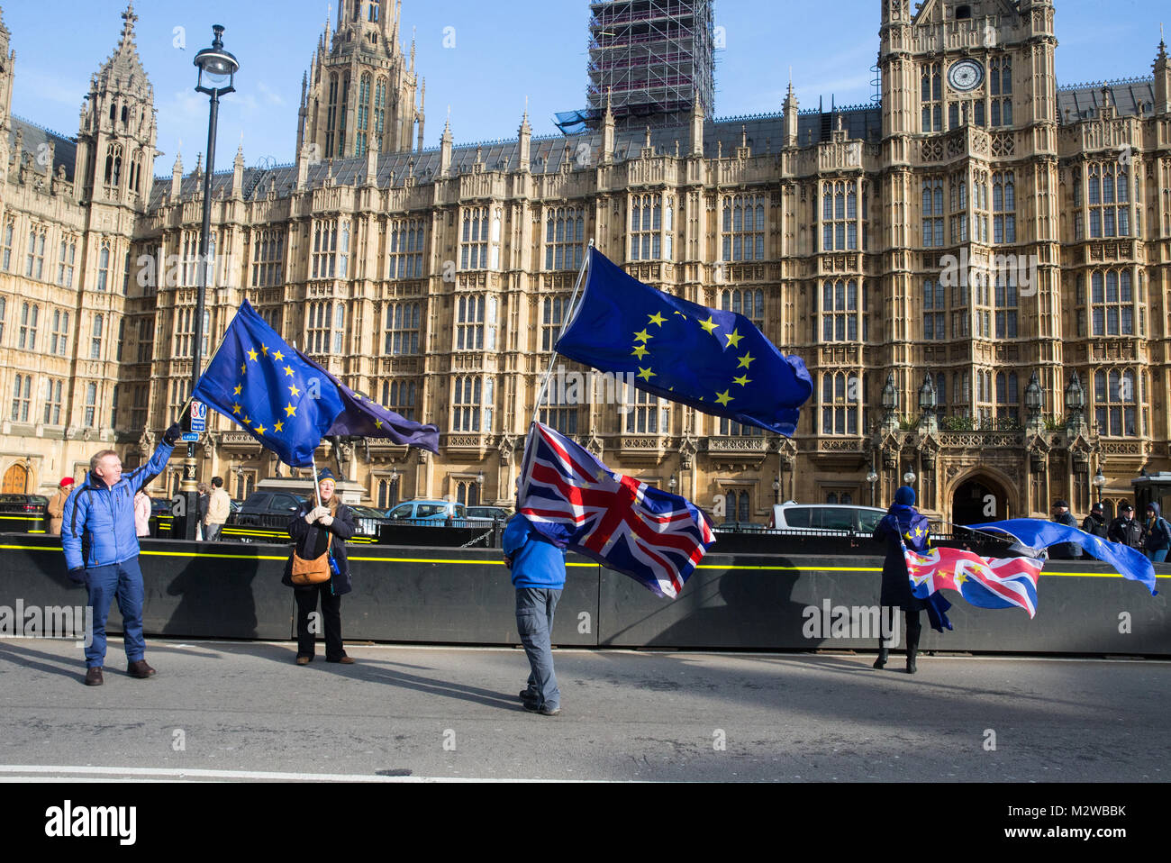 Pro i sostenitori dell'UE Unione onda martinetti e bandiere europee al di fuori del Palazzo di Westminster. Essi sono contro la Gran Bretagna è uscire dall'Unione europea Foto Stock