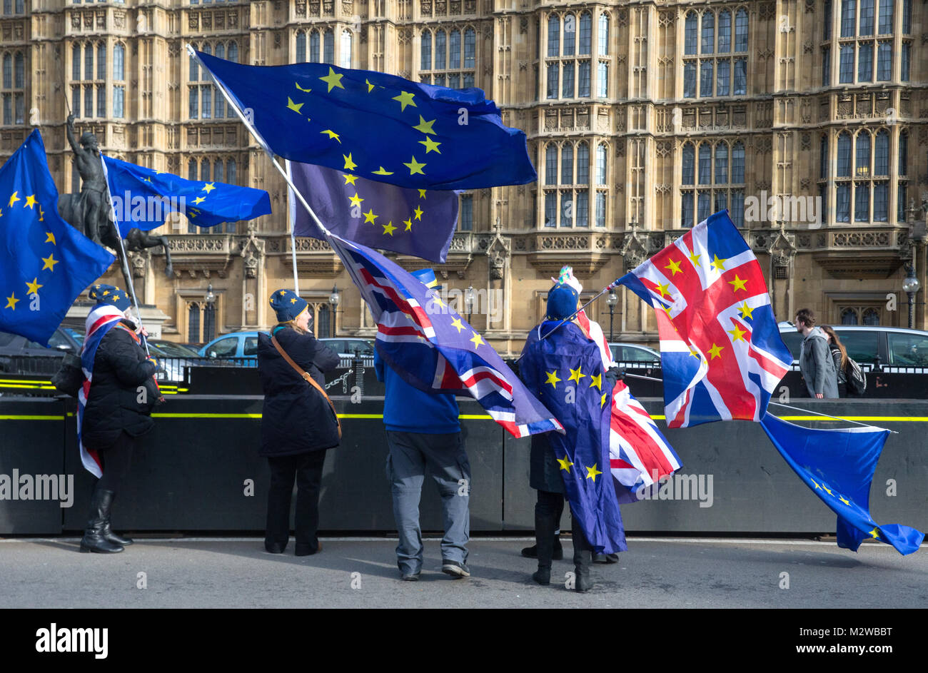 Pro i sostenitori dell'UE Unione onda martinetti e bandiere europee al di fuori del Palazzo di Westminster. Essi sono contro la Gran Bretagna è uscire dall'Unione europea Foto Stock