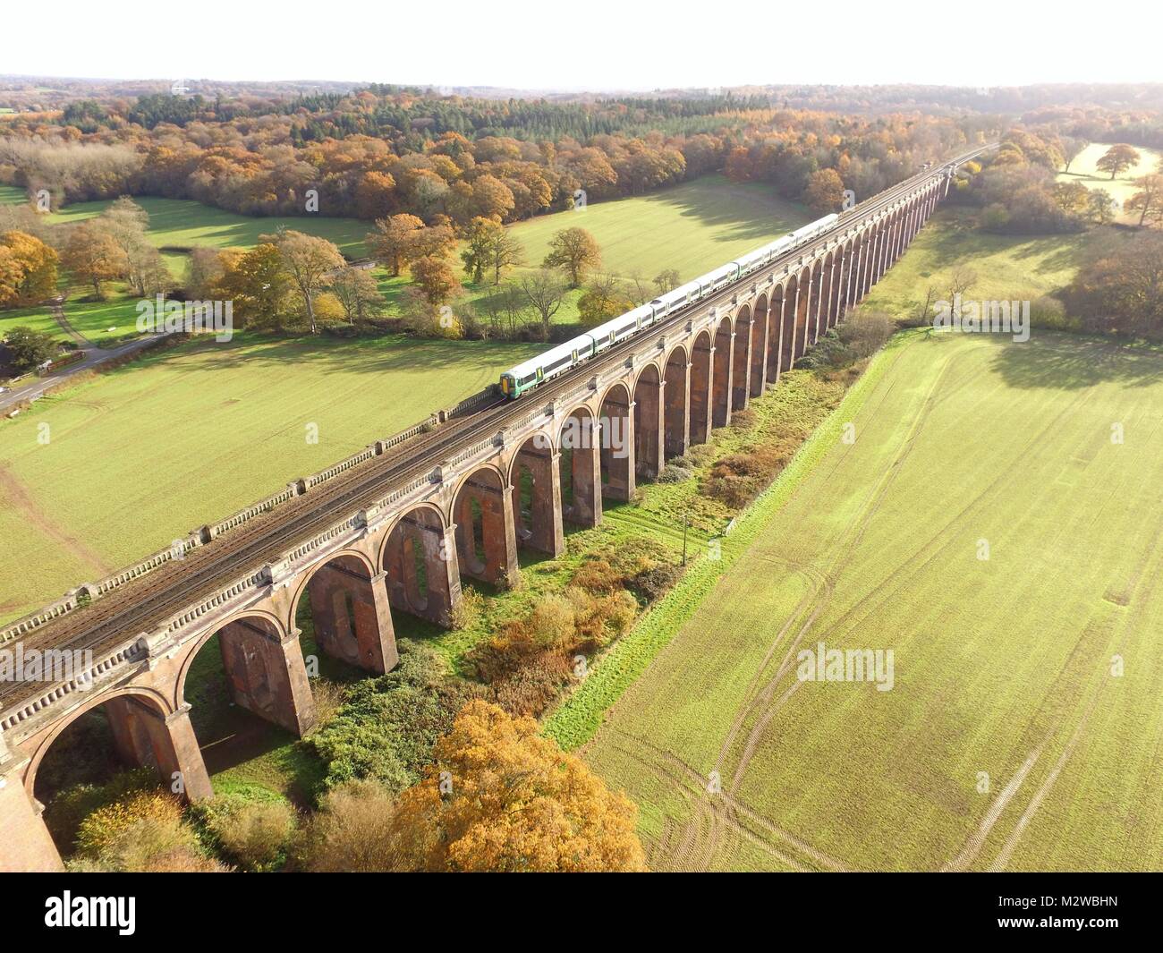 Ouse Valley viadotto nel West Sussex, in Inghilterra. Costruito nel 1841 e con una lunghezza di 1475ft usata oltre 11 milioni di mattoni nella sua costruzione. Foto Stock