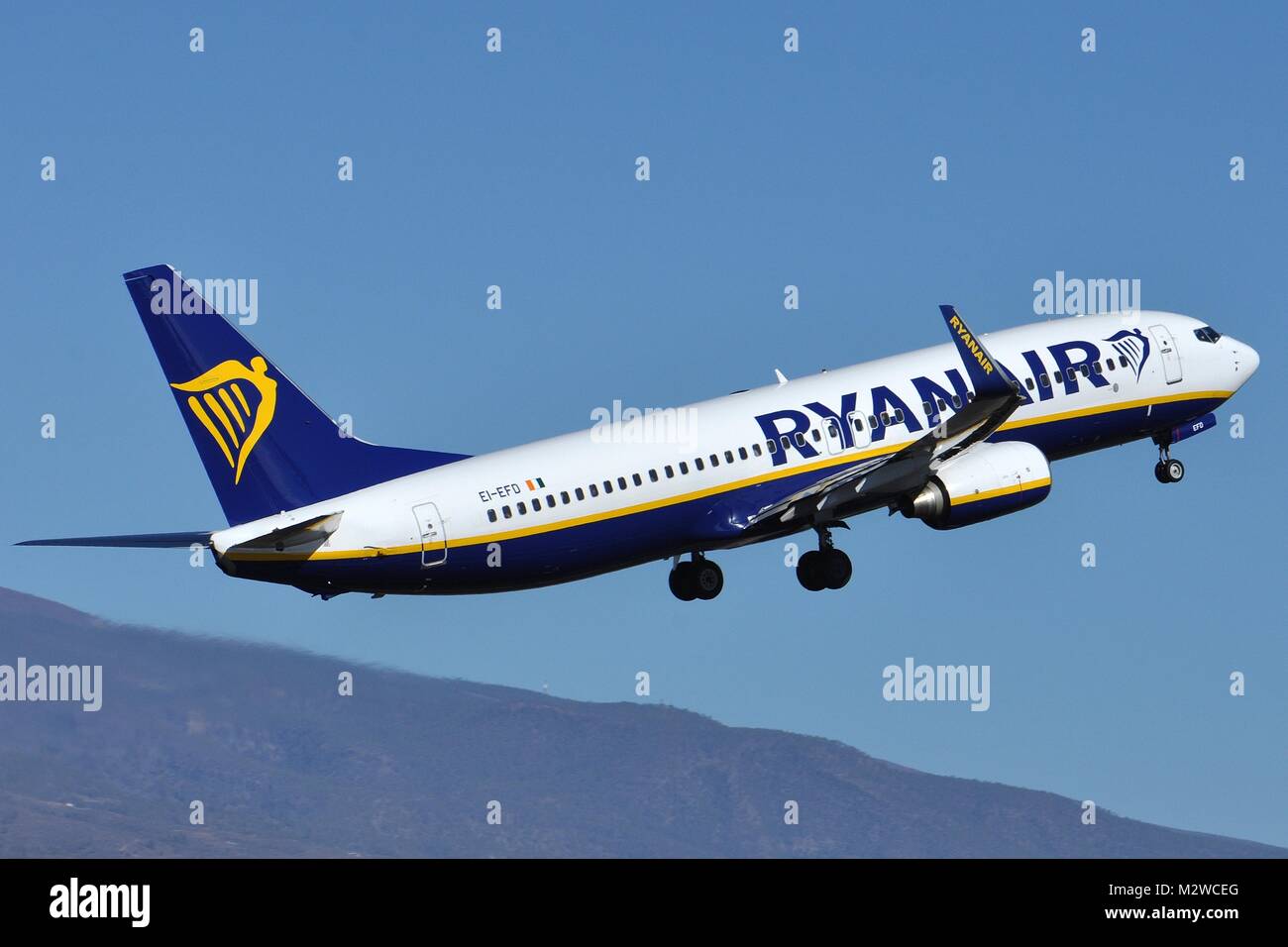 RYANAIR BOEING 737-800(W) EI-EFD decollare da Tenerife Sud. Foto Stock