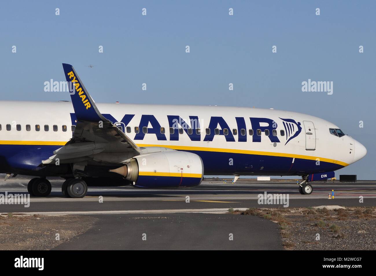 RYANAIR BOEING 737-800(W) EI-EVN.pronti per la partenza. Foto Stock