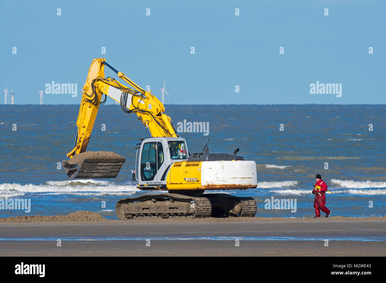 Ricerca ADEDE & il team di recupero della ricerca per il tedesco della Seconda guerra mondiale le mine e ordigni inesplosi sulla spiaggia tra Wenduine e De Haan, Fiandre Occidentali, Belgio Foto Stock