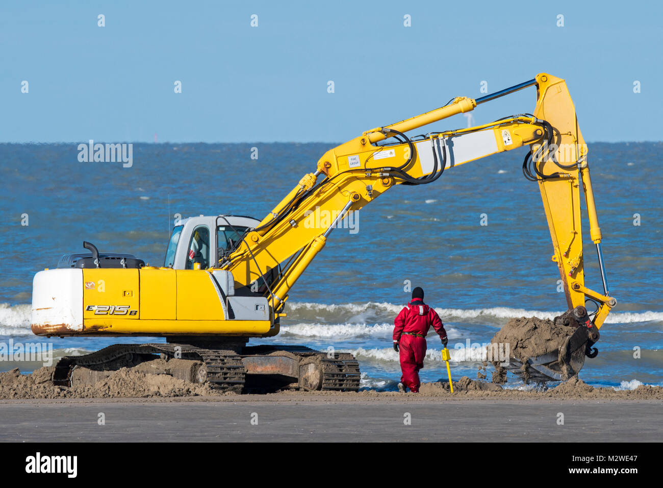 Ricerca ADEDE & il team di recupero della ricerca per il tedesco della Seconda guerra mondiale le mine e ordigni inesplosi sulla spiaggia tra Wenduine e De Haan, Fiandre Occidentali, Belgio Foto Stock