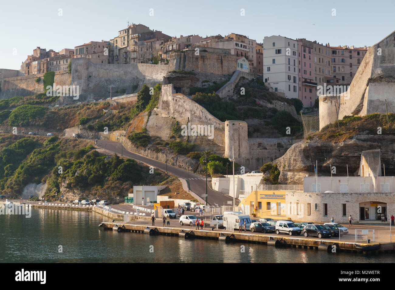 Bonifacio, Francia - luglio 3, 2015: persone in attesa traghetto sul molo di Bonifacio in mattinata estiva Foto Stock