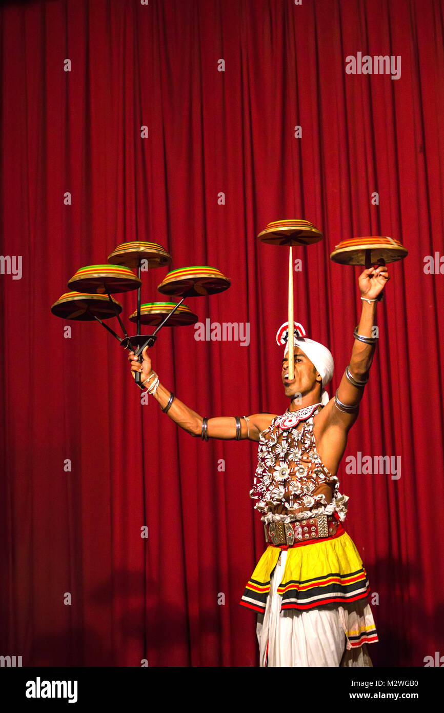 KANDY, SRI LANKA - Dicembre, 02 2012: piastra non identificato-artista di filatura Foto Stock