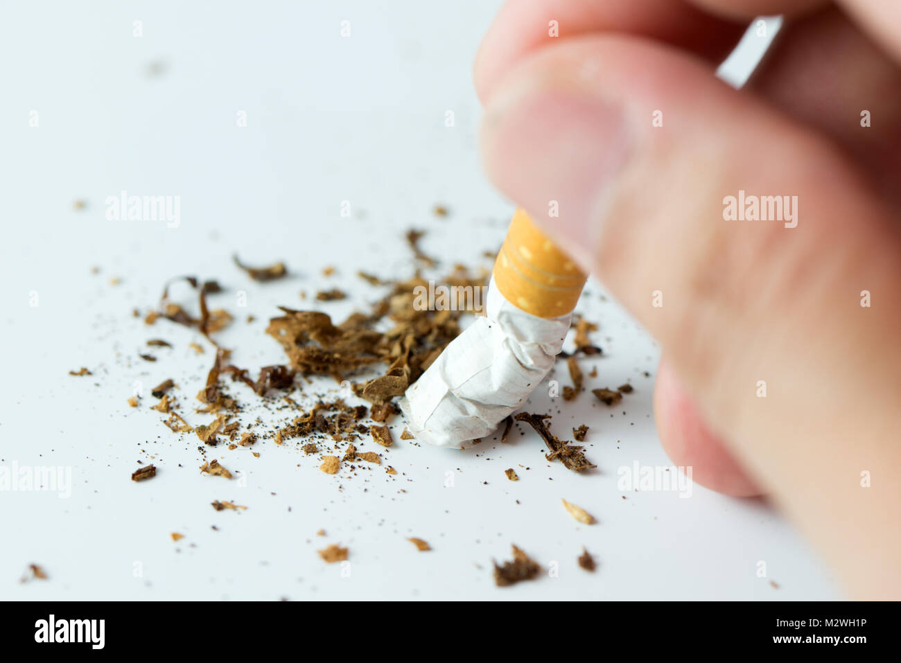 Smettere di fumare concetto rompendo la sigaretta Foto Stock