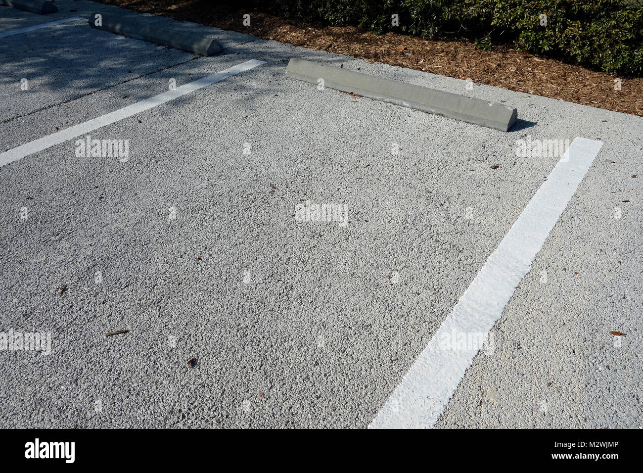 Permeabile di calcestruzzo poroso utilizzato su un parcheggio per il drenaggio Foto Stock