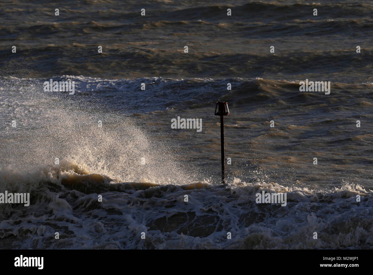 AJAXNETPHOTO. 2018. WORTHING, Inghilterra. - Mare mosso pastelle costa - canale tempestoso mari agitati fino dalla tempesta ELEANOR martello il litorale. Foto:JONATHAN EASTLAND/AJAX REF:GX8 180401 506 Foto Stock