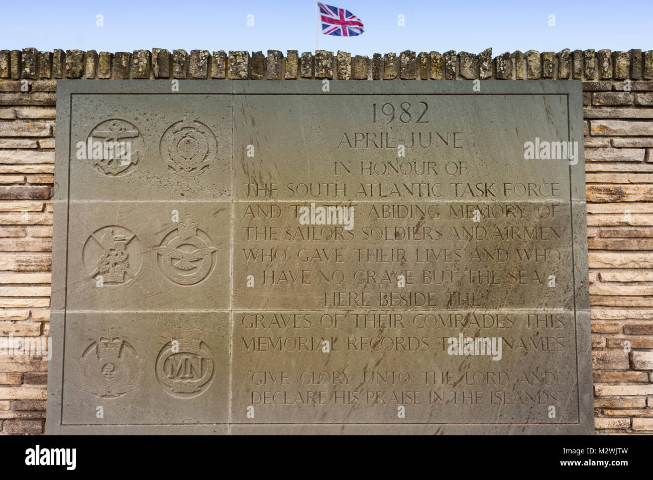 Piastra del cimitero, San Carlos, Isole Falkland con Unione battenti bandiera Foto Stock