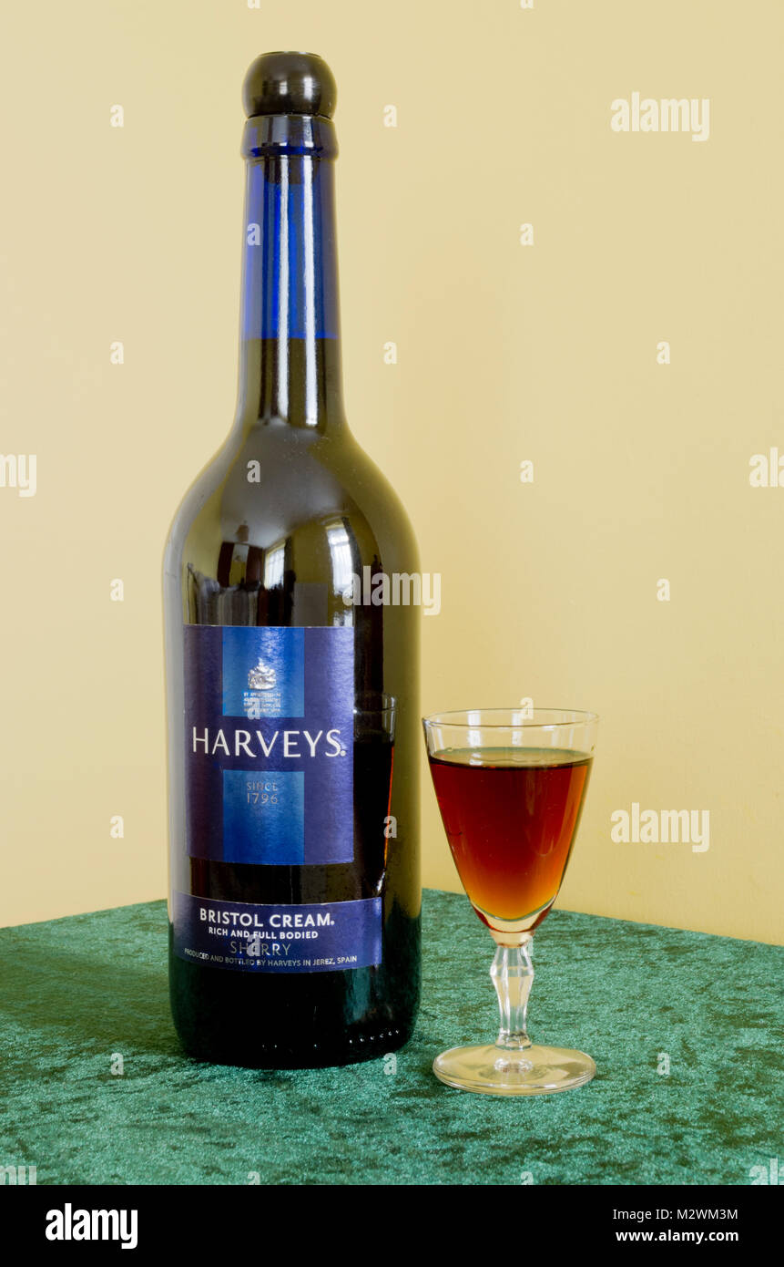 Bottiglia e bicchiere di Harvey's Bristol Crema di sherry Foto Stock