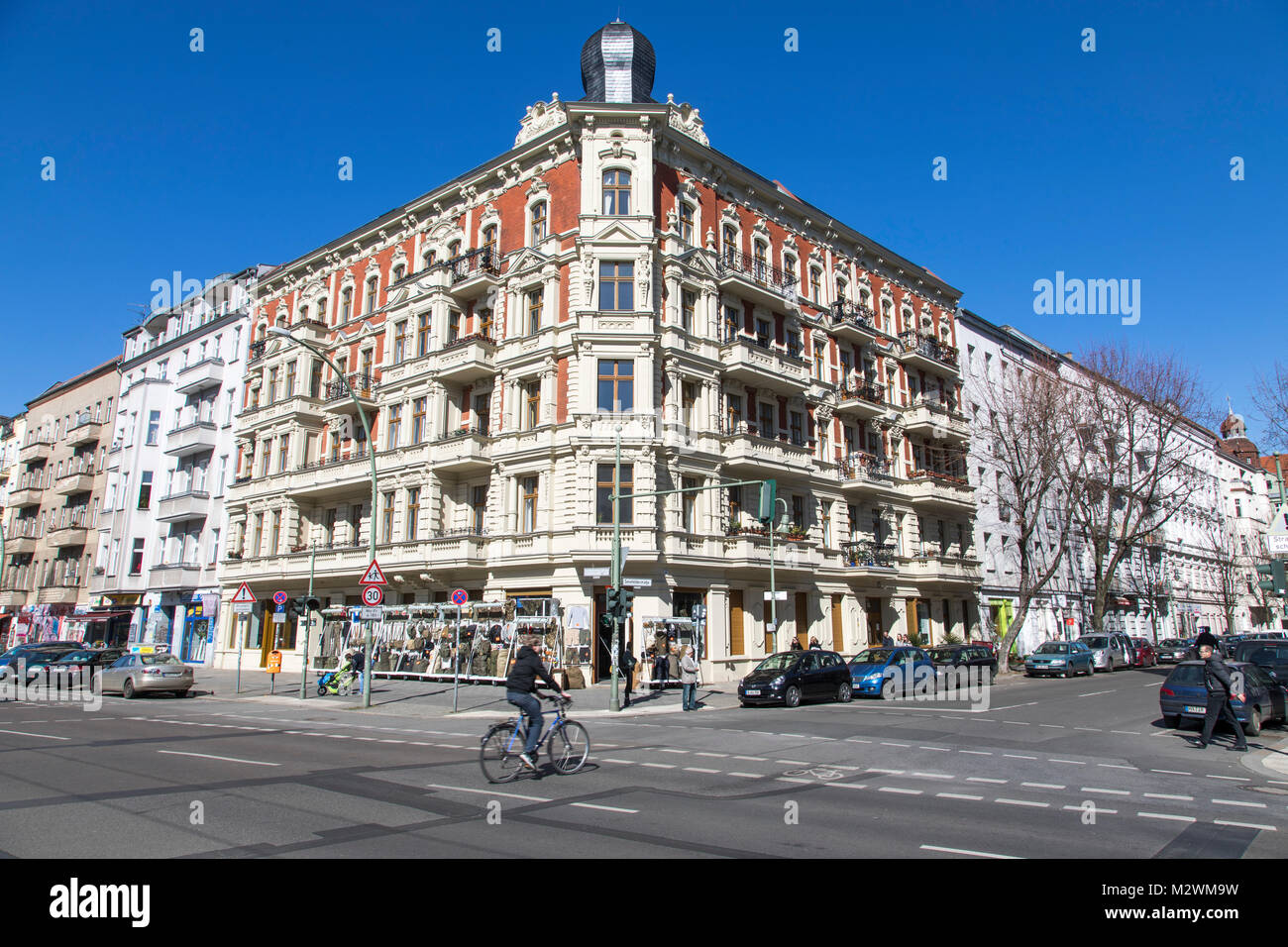 Vecchia facciata di un edificio, a Senenfelder Strasse, Berlino Prenzlauer Berg, Germania Foto Stock
