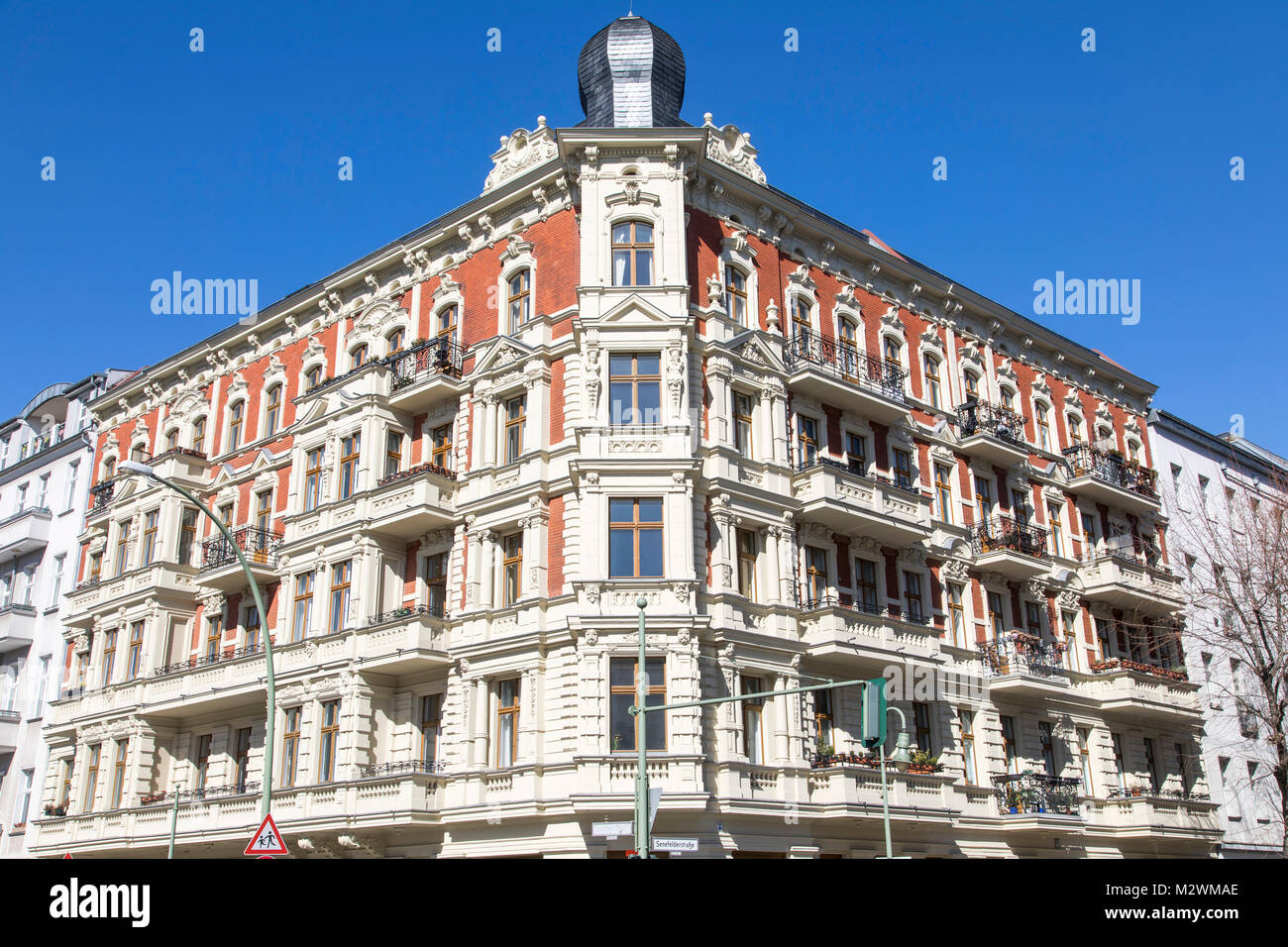 Vecchia facciata di un edificio, a Senenfelder Strasse, Berlino Prenzlauer Berg, Germania Foto Stock