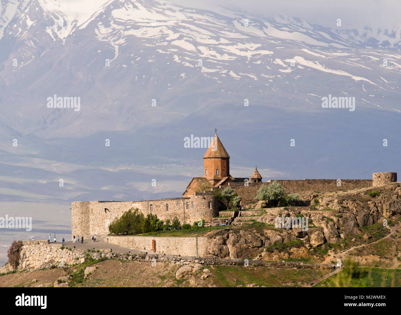 Il Khor Virap monastero in Armenia con le pendici del Monte Ararat dietro, una popolare e destinazione turistica pittoresca sul confine turco Foto Stock