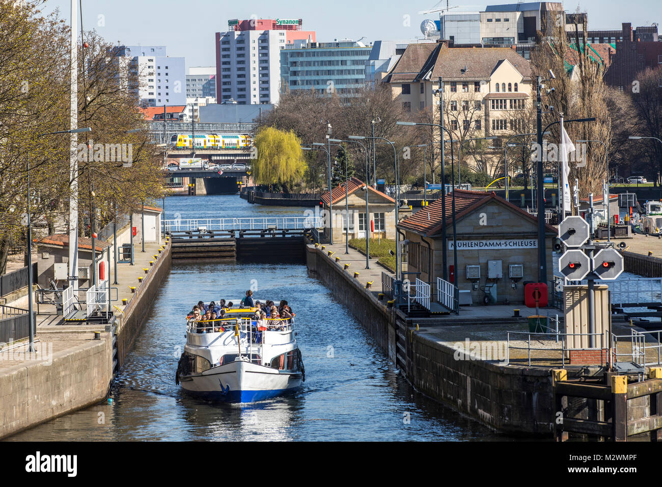 Barca MŸhlendammschleuse serratura, fiume Spree, Fischerinsel, Berlino, Germania Foto Stock