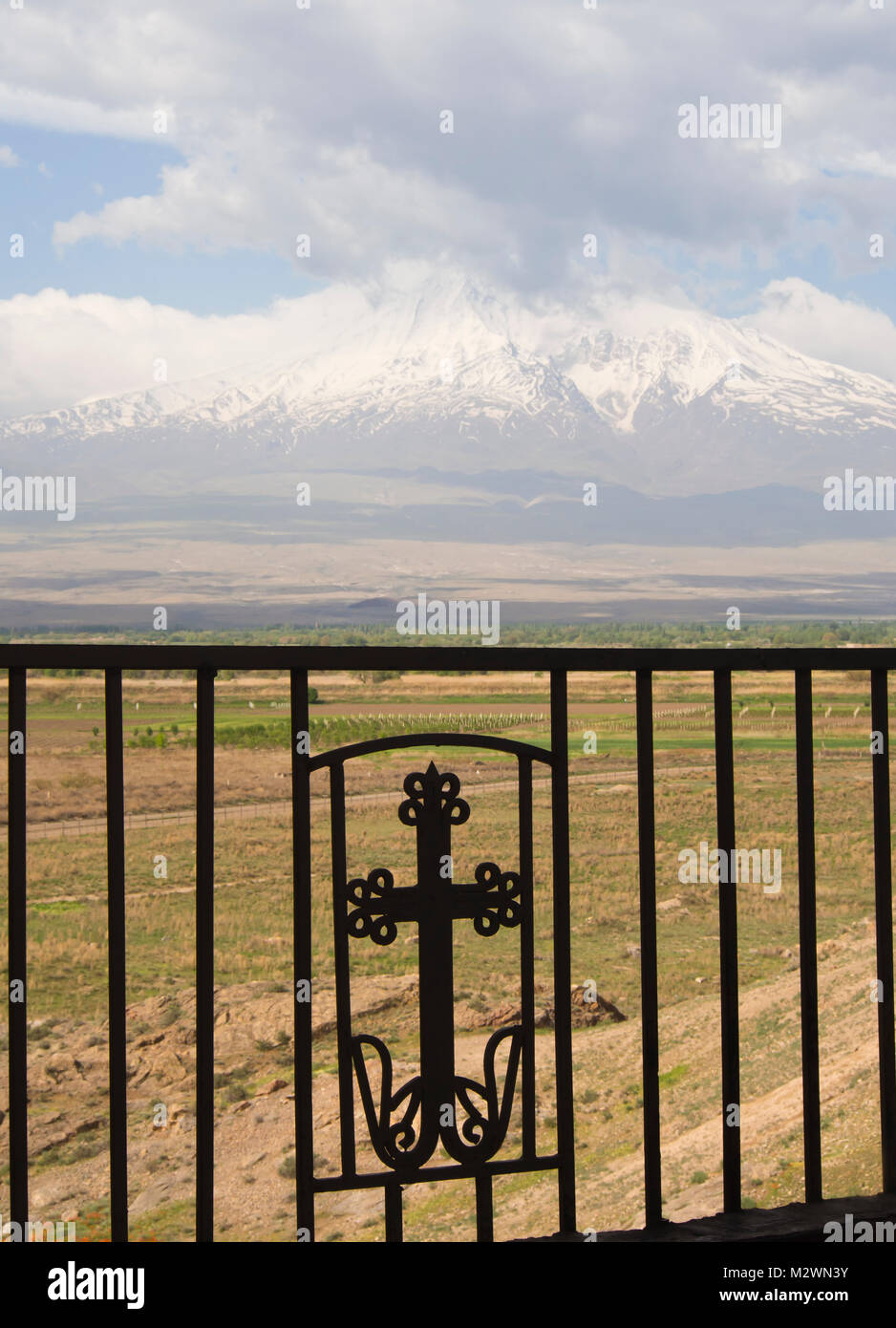 Vista verso il monte Ararat in Turchia dal lato armeno della frontiera presso il monastero Khor Virap, con ringhiera in ferro battuto croce Foto Stock