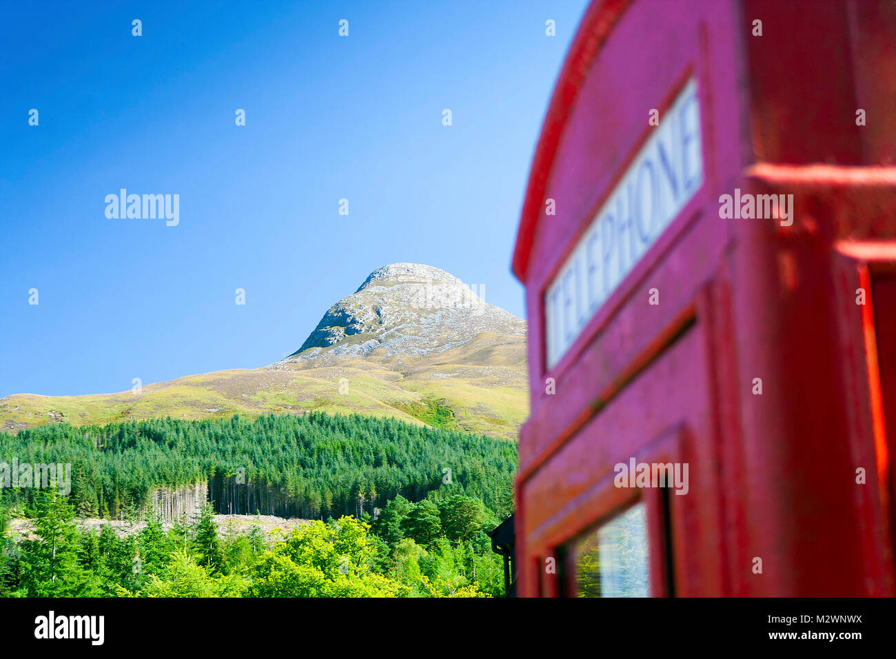 Il Pap di Glencoe mountain nelle Highlands scozzesi denominato Sgurr na Cìche in gaelico scozzese con una giustapposizione di attenzione telefonica Foto Stock