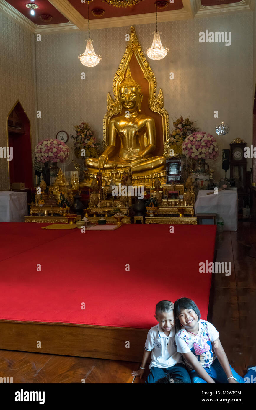 La statua di Buddha nel Wat Traimit tempio a Bangkok Foto Stock