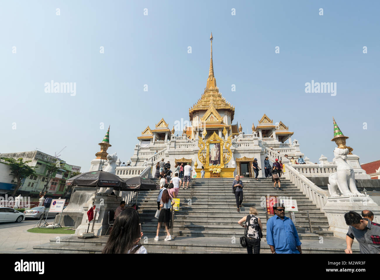 La vista esterna di Wat Traimit tempio a Bangkok, in Thailandia Foto Stock