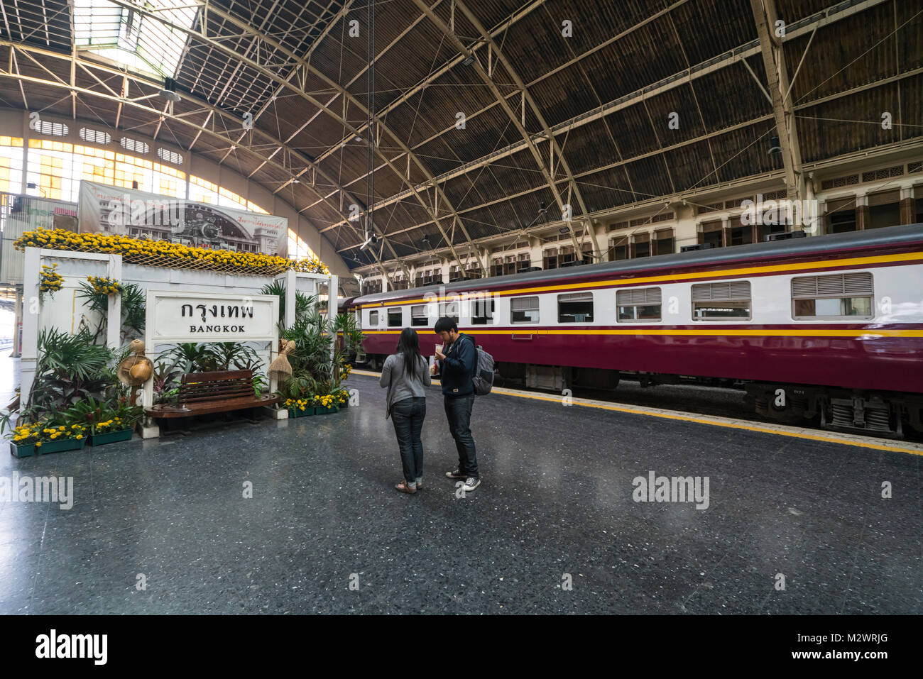 I binari del treno in corrispondenza di Hualamphong Stazione ferroviaria a Bangkok Foto Stock