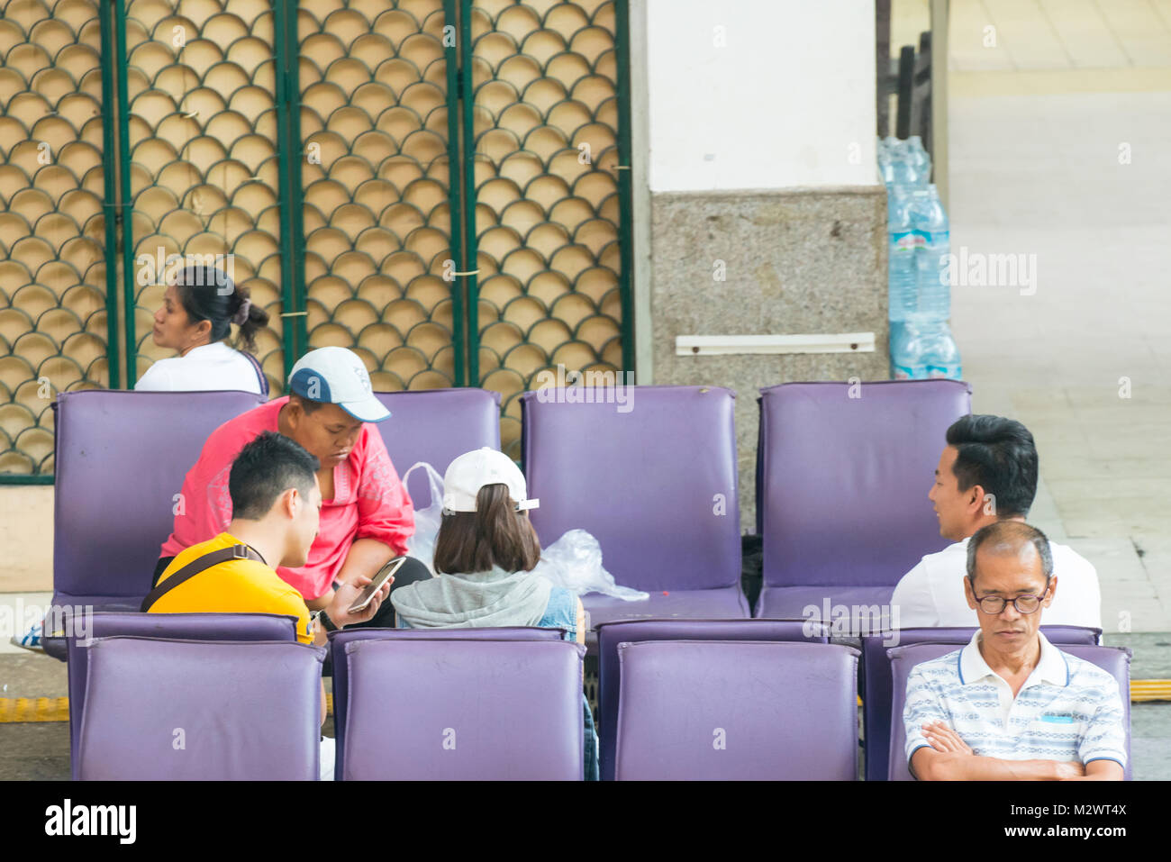 La sala d'attesa di Hualamphong Stazione ferroviaria a Bangkok Foto Stock