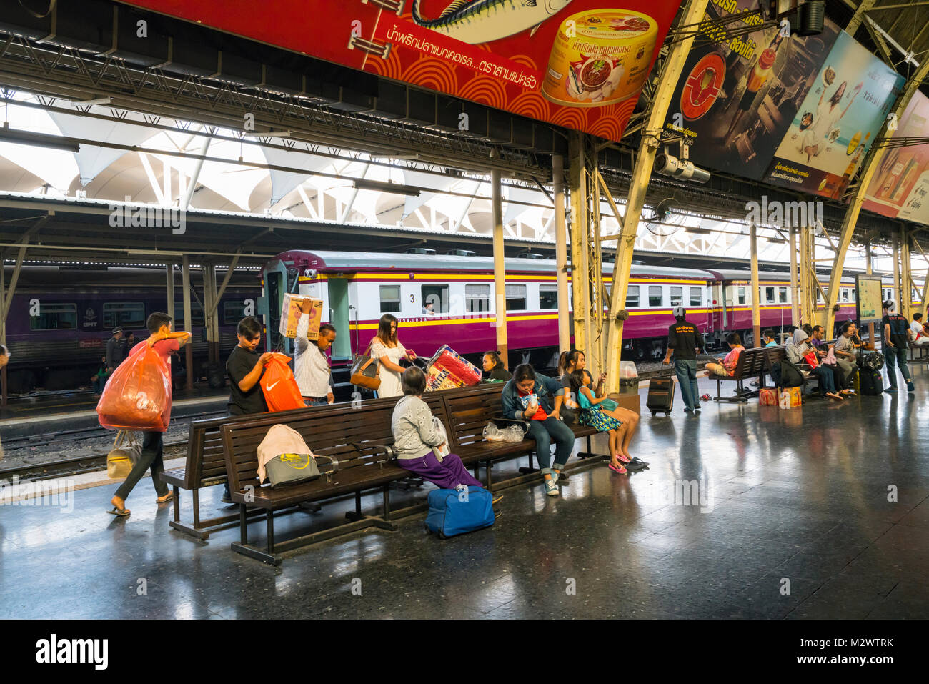 I binari del treno in corrispondenza di Hualamphong Stazione ferroviaria a Bangkok Foto Stock