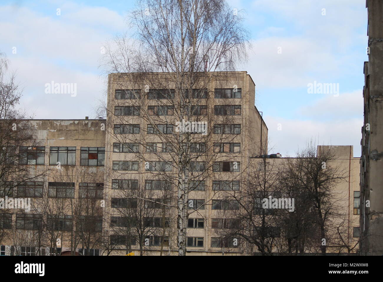 Il vecchio edificio grigio del piano millitary nella primavera gloom giorno guardare spiacevoli e perse Foto Stock