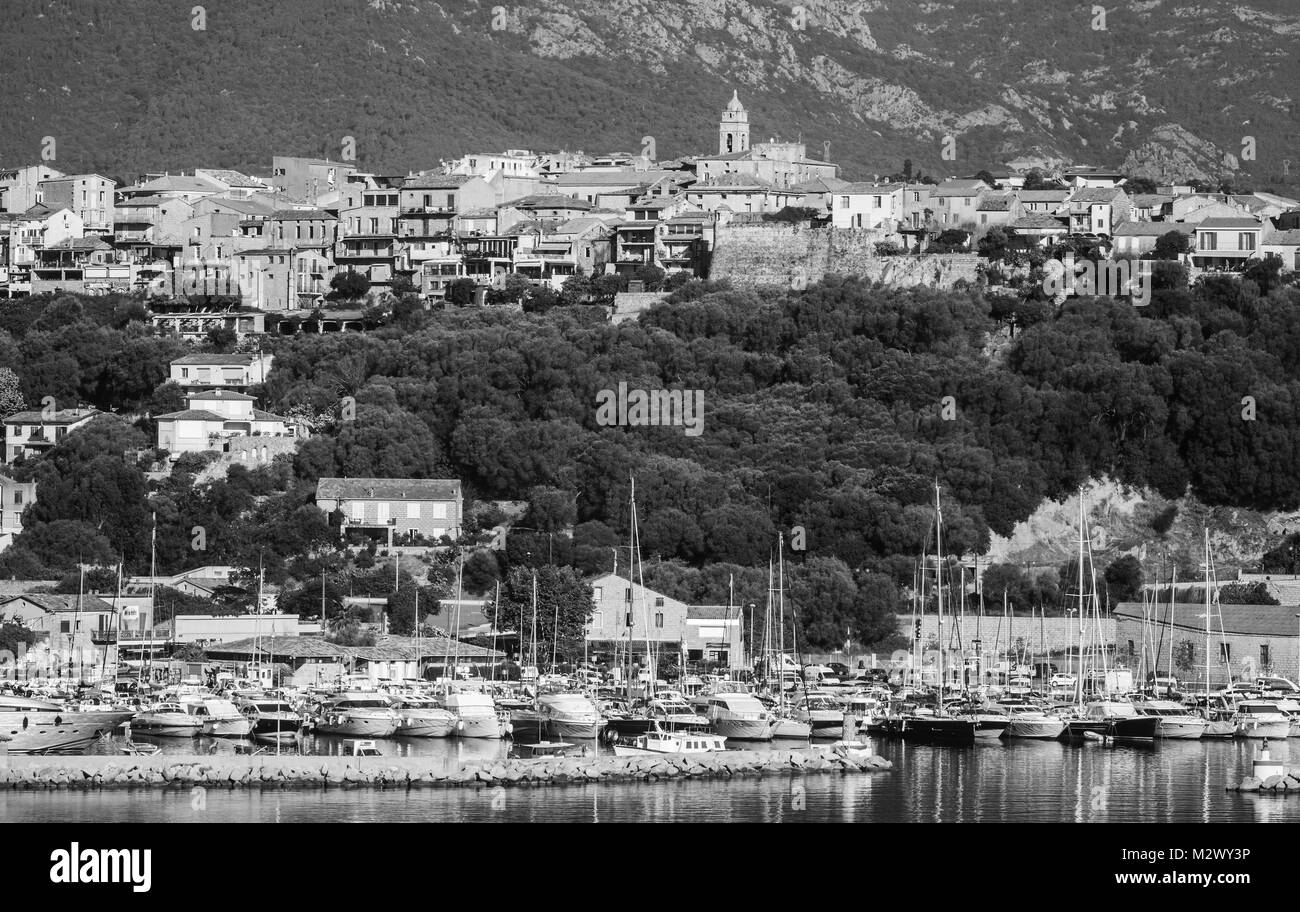 La Corsica, Francia. In bianco e nero il paesaggio costiero foto di Porto-Vecchio città Foto Stock