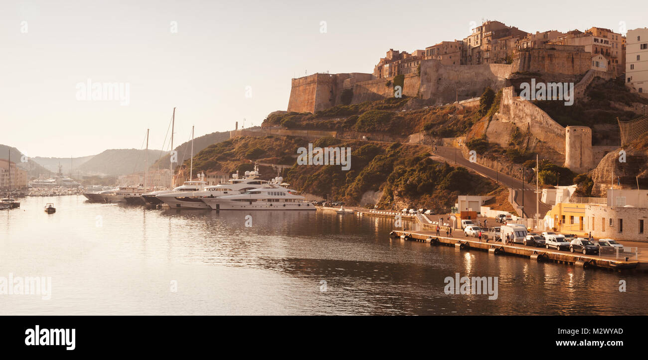 Bonifacio. Paesaggio nel caldo sole del mattino. Isola del Mediterraneo Corsica, Corse-du-Sud, Francia Foto Stock