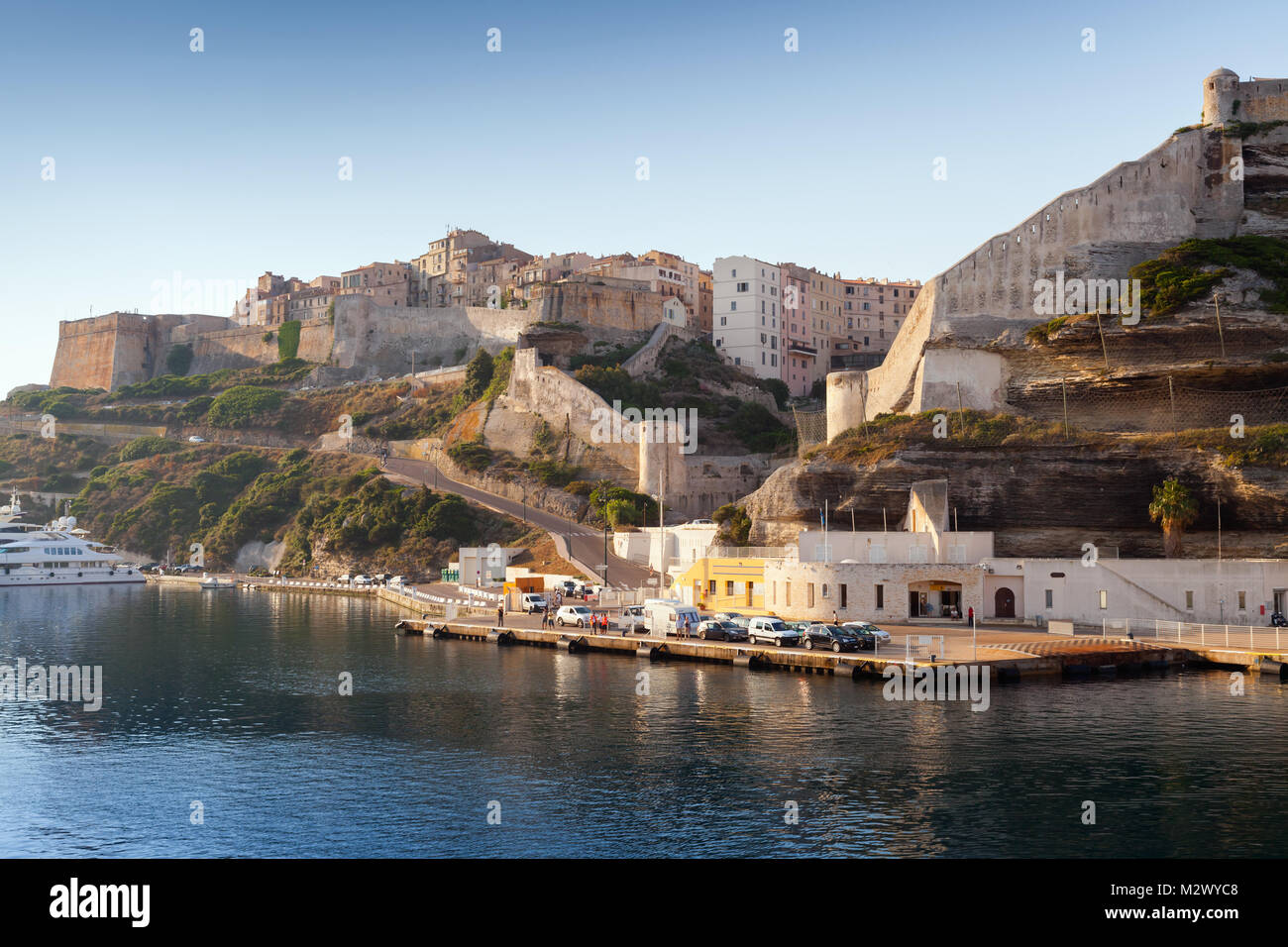 Bonifacio paesaggio in mattina, cittadina sul mediterraneo di montagna Corsica, Corse-du-Sud, Francia Foto Stock