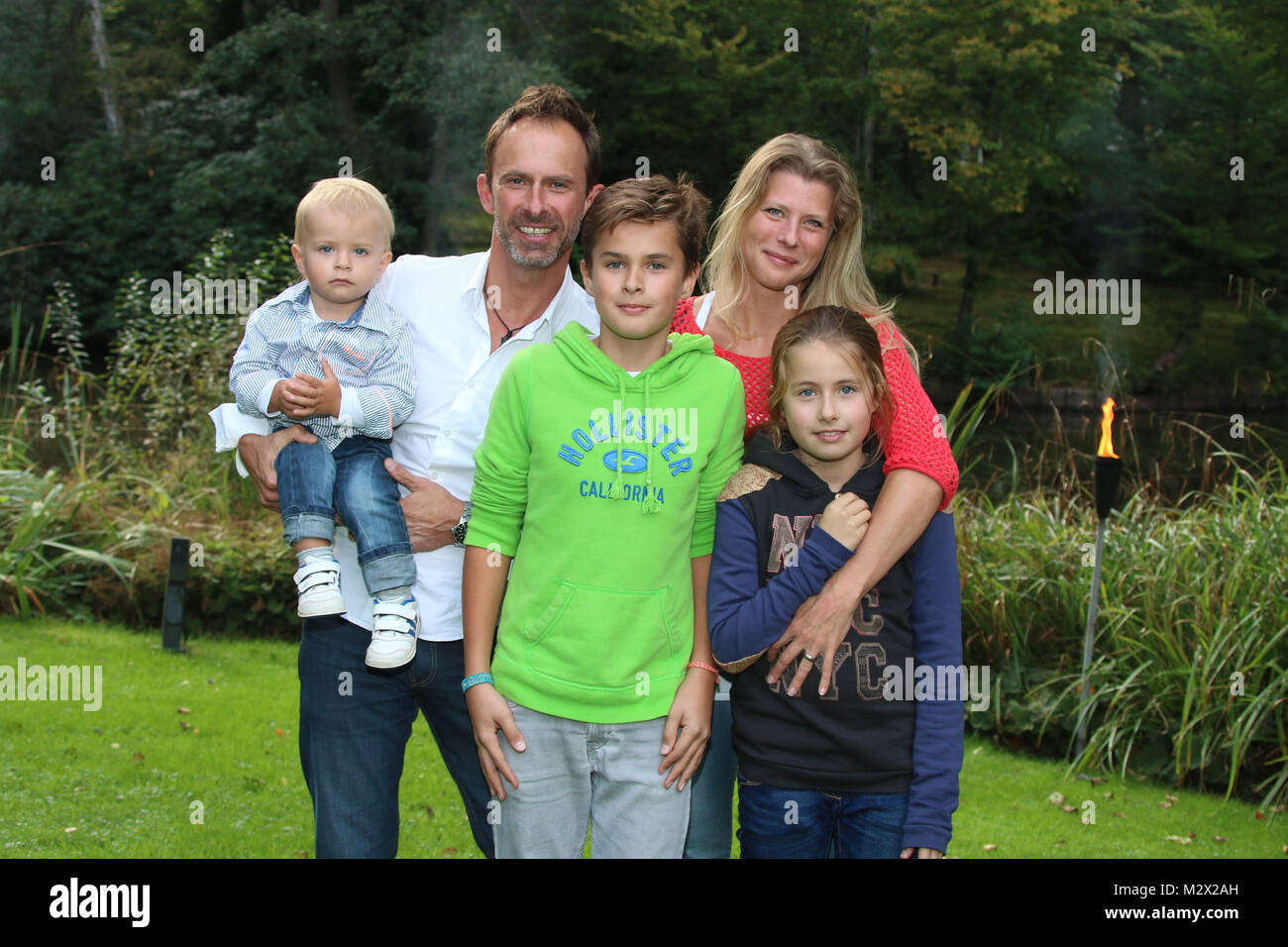 Nicolas Koenig & Ehefrau Inke mit den Kindern Luc, Emmi & stuoie, estate indiana in Blankenese in der Elb Lounge von der Stiftung Kinderjahre, Amburgo, 28.09.2014 Foto Stock