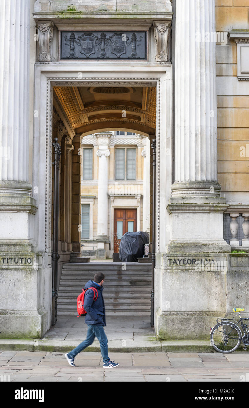 Portale di ingresso al museo Ashmolean Museum lungo il St Giles Road presso l'università nella città di Oxford, Inghilterra. Foto Stock