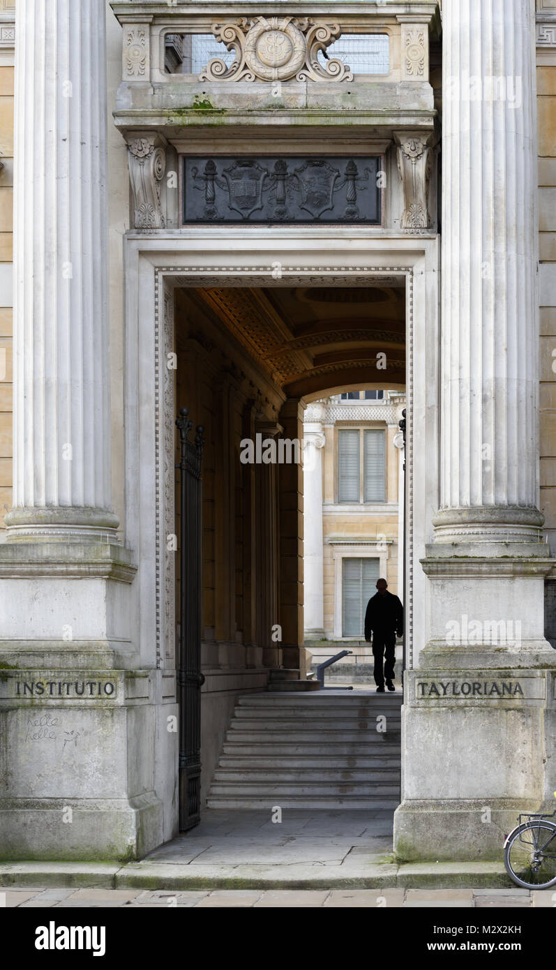 Portale di ingresso al museo Ashmolean Museum lungo il St Giles Road presso l'università nella città di Oxford, Inghilterra. Foto Stock
