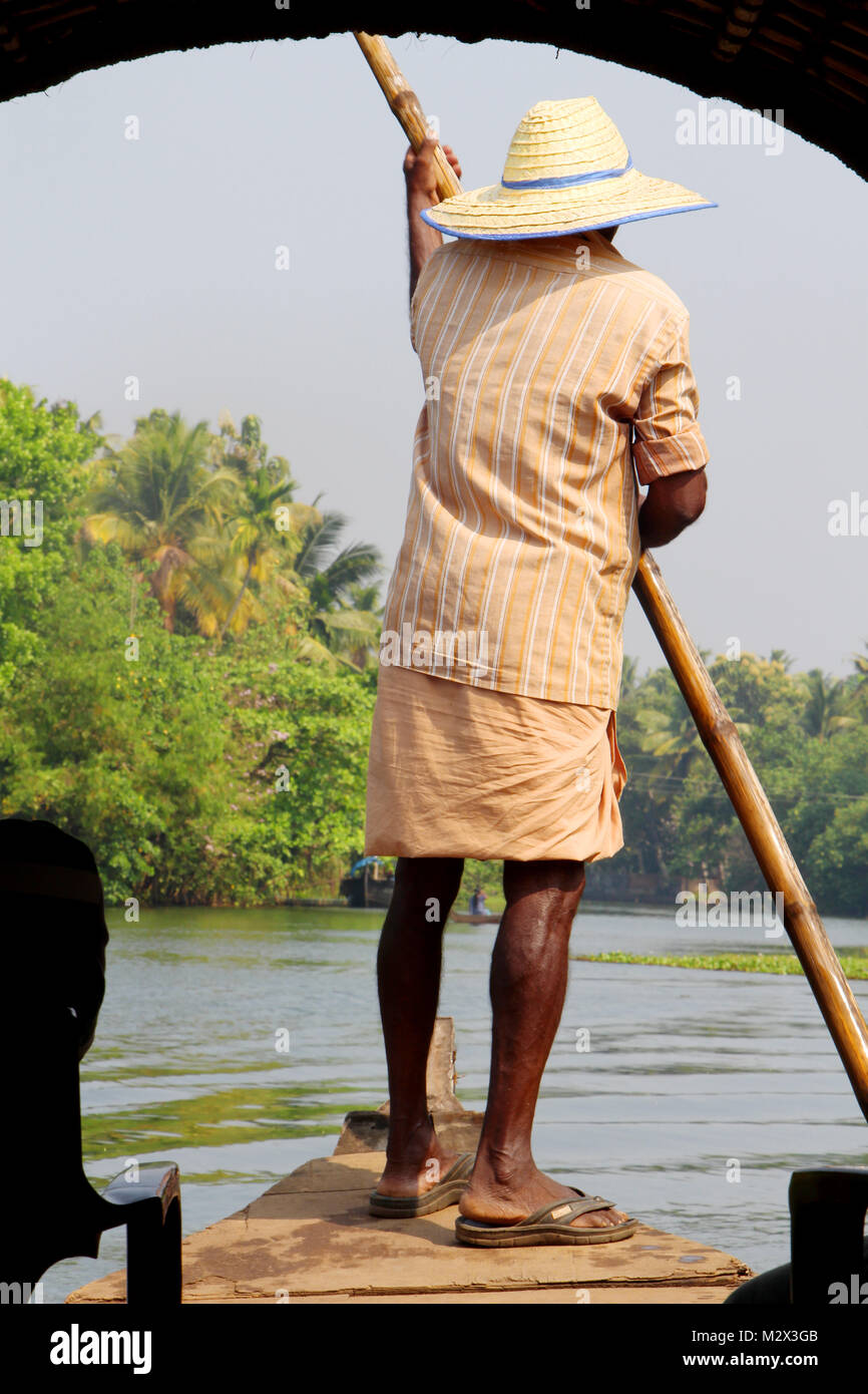 Asian gondoliere sulla gondola o corse in zattera sul fiume Foto Stock