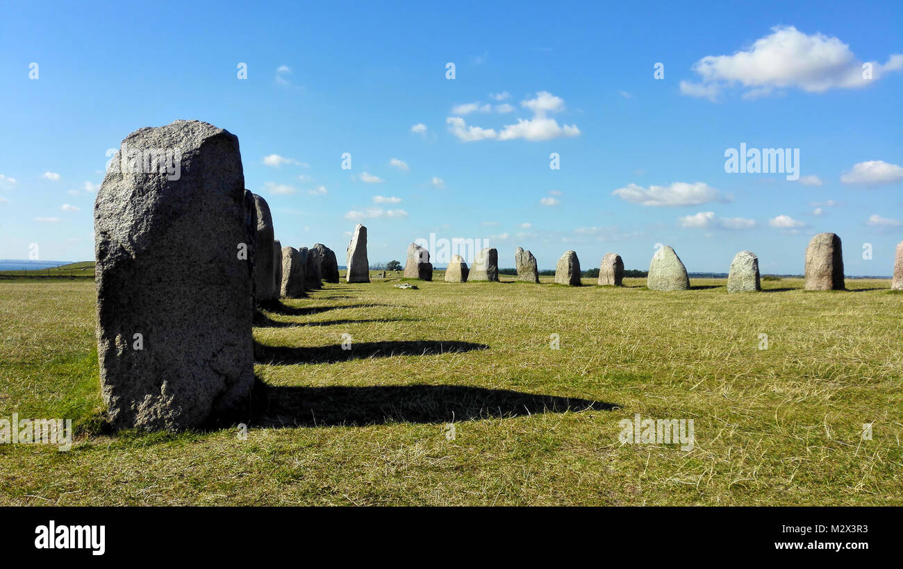 Antiche pietre sul prato con cielo blu Foto Stock