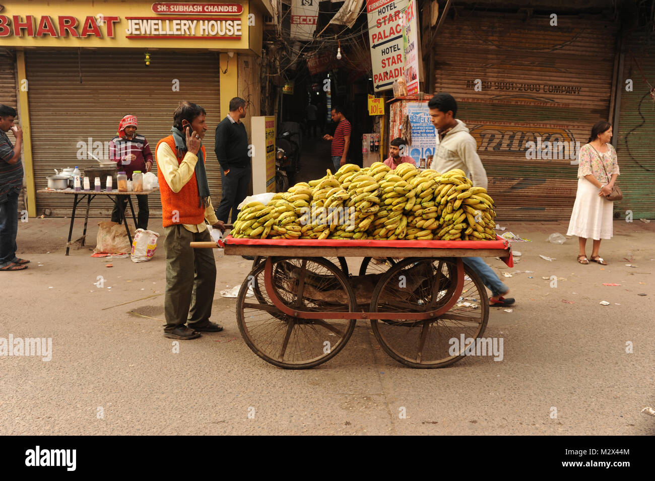 Un commerciante vende le sue banane al mattino presto in Paharganj, in Delhi India Foto Stock