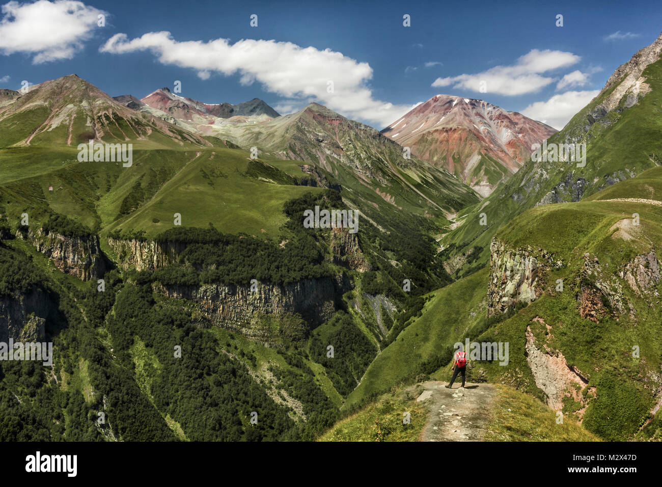 Una ragazza che si affaccia al diavolo la valle in montagne del Caucaso Foto Stock
