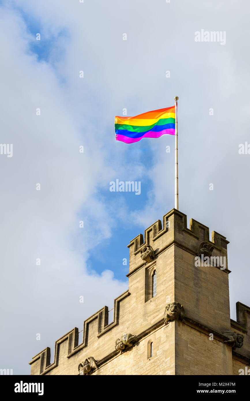 Un arcobaleno lbgt (lbgtq) multi-colore di bandiera sventola nel vento aloft la torre di Brasenose college dell università nella città di Oxford, Inghilterra. Foto Stock