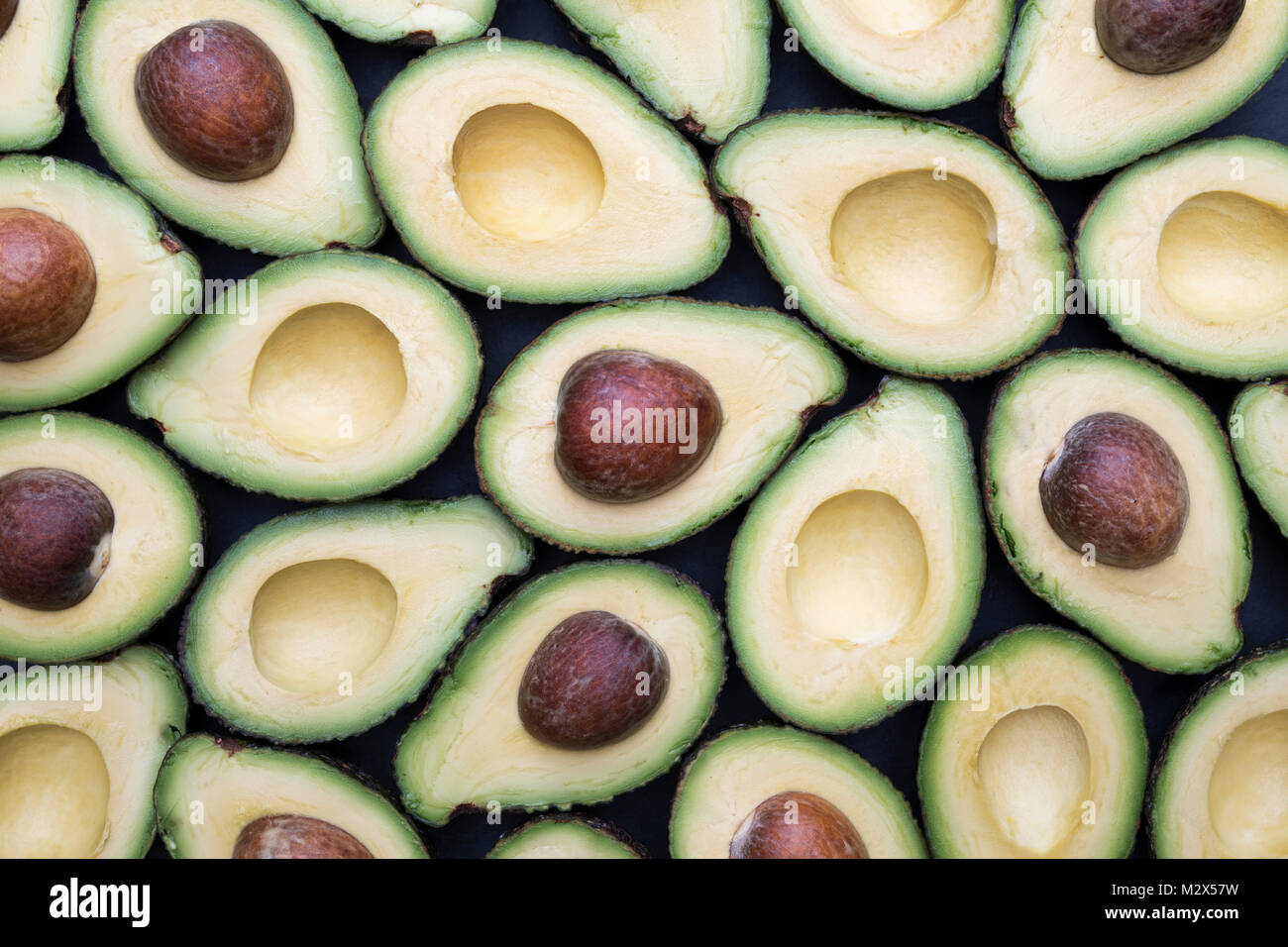 Persea americana. Modello di avocado su un sfondo di ardesia Foto Stock