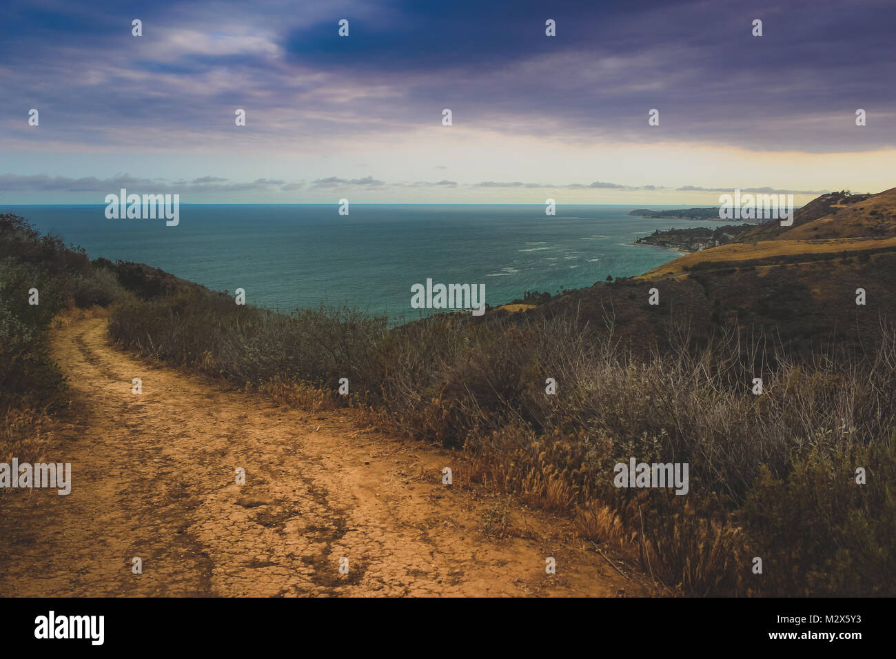 Nuvole drammatico e la fascia costiera vista dell'Oceano Pacifico dal Corral Canyon Trail in Malibu, California Foto Stock