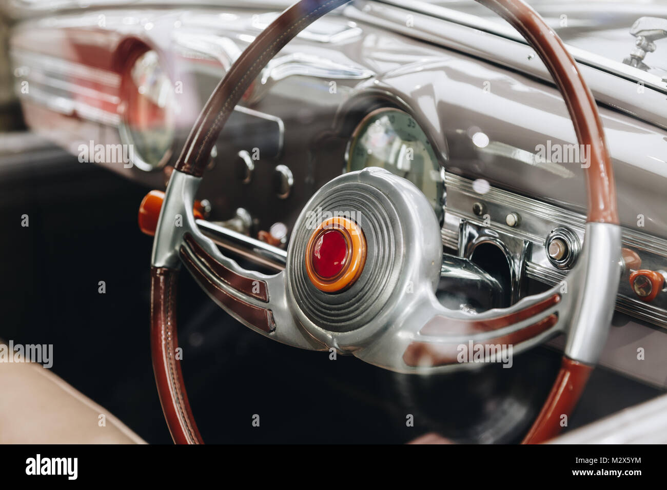 Interni di auto d epoca con volante e sul cruscotto Foto Stock