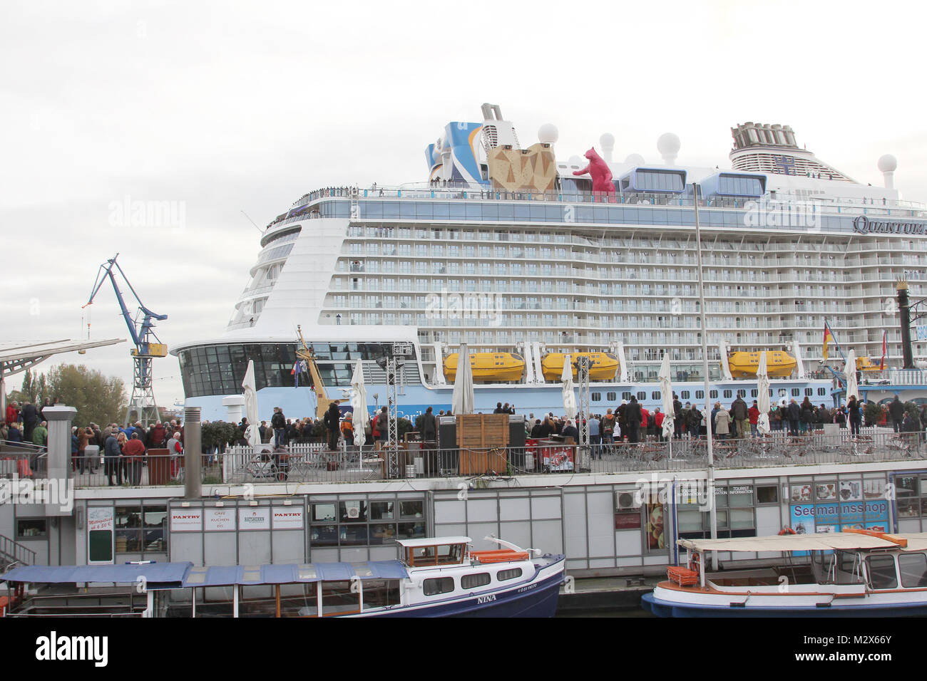 Das Kreuzfahrtschiff 'Quantum di mari' auf dem Weg zur Wartung ins Dock, Hafen Hamburg, 23.10.2014 Foto Stock